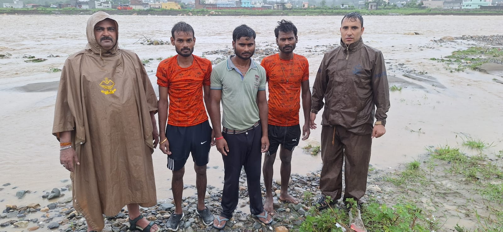 प्रेम नगर में नदी के बीच फंसी तीन जिंदगियां, जिला प्रशासन ने किया रेस्क्यू, सभी लोग सुरक्षित