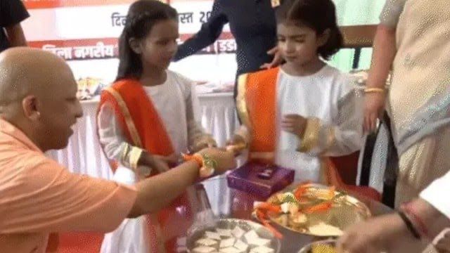 सीएम योगी ने छोटी बालिकाओं के हाथों बंधवाई राखी, बेटियों को उपहार में दी मिठाई और चॉकलेट