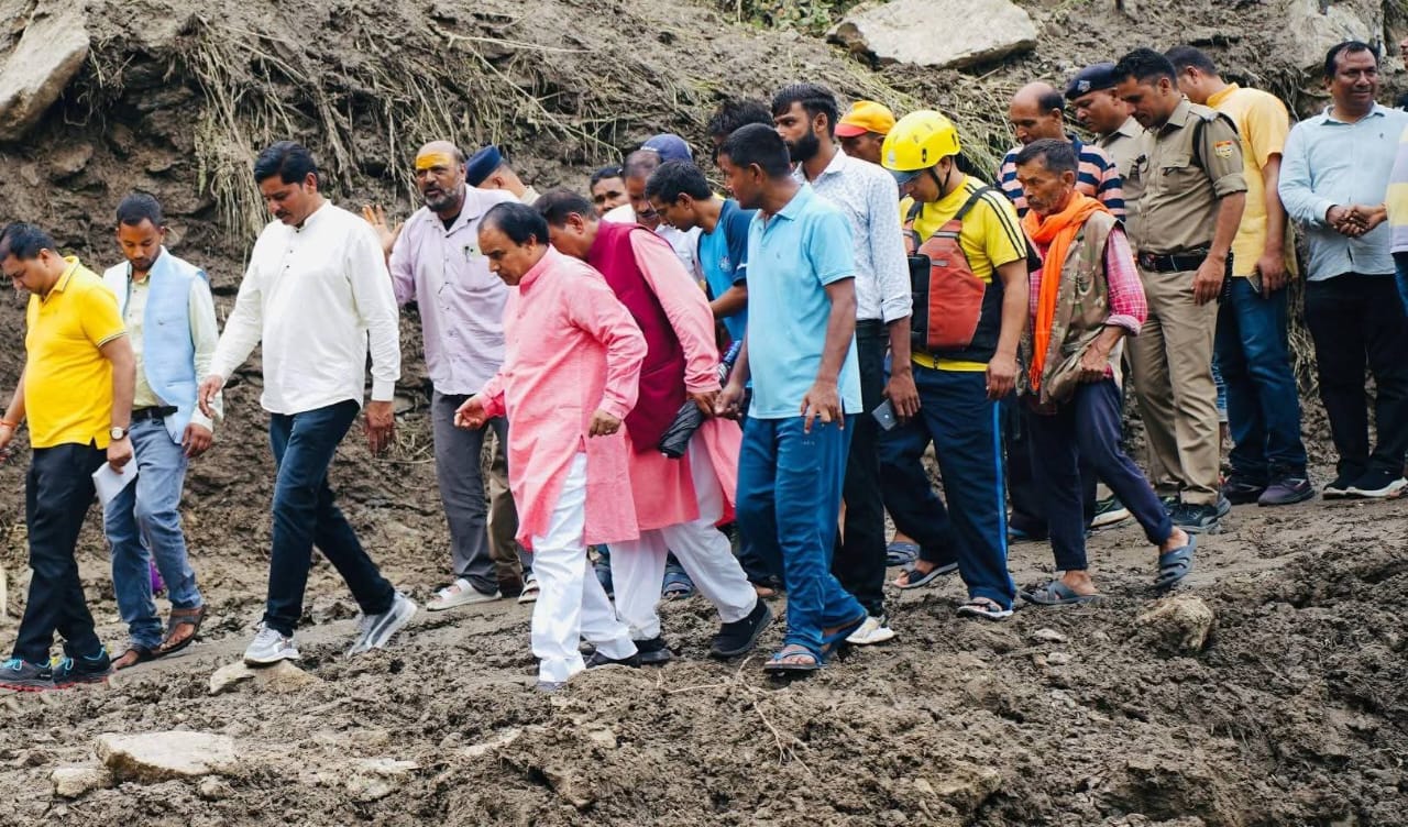 थलीसैण आपदा प्रभावितों से मिले कैबिनेट मंत्री धन सिंह रावत, जल्द राहत और पुनर्वास का वादा