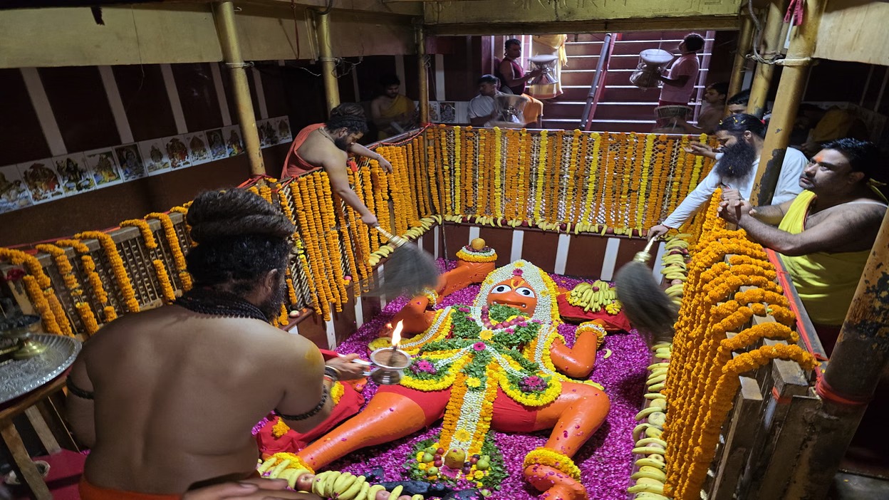 मां गंगा के प्रस्थान के बाद शुरू हुई बड़े हनुमान की पूजा आरती, भक्तों के लिए खोले गए द्वार