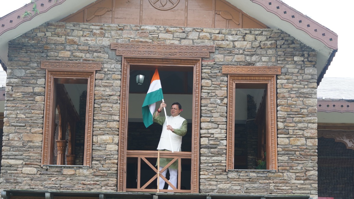मुख्यमंत्री पुष्कर सिंह धामी ने बुधवार को मुख्यमंत्री आवास में ‘हर घर तिरंगा’ अभियान के अंतर्गत फहराया तिरंगा