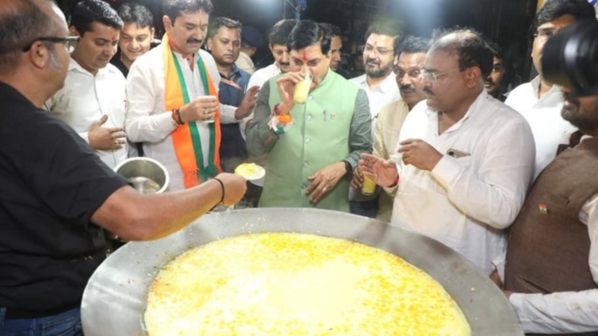 सियासत से सादगी तक, सड़क किनारे सीएम ने पिया केसरिया दूध, मंदिर जाकर लहराया तिरंगा