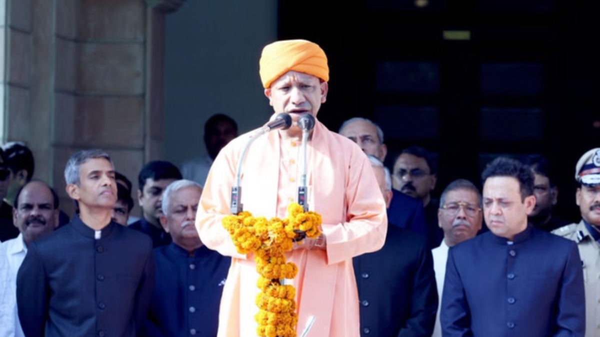 तिरंगा फहराकर सीएम योगी ने दी आज़ादी के नायकों को श्रद्धांजलि, बोले स्वतंत्रता का असली अर्थ है राष्ट्रीय कर्तव्यों को निभाना