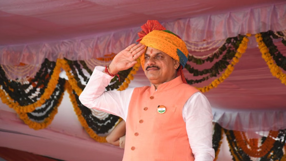स्वतंत्रता दिवस पर सीएम का देसी अंदाज, धोती-कुर्ता और सतरंगी पगड़ी में फहराया तिरंगा, प्रदेशवासियों को दी शुभकामनाएं