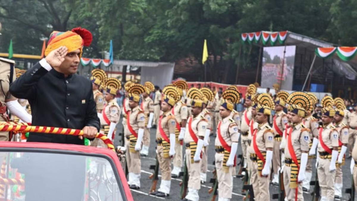 ध्वजारोहण में सादगी और अनुशासन का संगम, महापौर की साइकिल सवारी और कलेक्टर की परेड सलामी बनी चर्चा का विषय