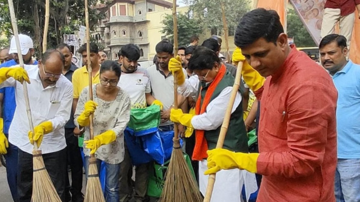 मंत्री, मेयर और अफसरों ने दिखाया स्वच्छता का जज्बा, झाड़ू हाथ में लेकर खुद की सड़कों की सफाई, छुट्टी पर रहे स्वच्छताकर्मी