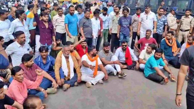 डेयरी की आड़ में गोरक्षा पर चोट, लोडिंग ऑटो से मिले गौवंश, बजरंग दल ने जमकर किया प्रदर्शन
