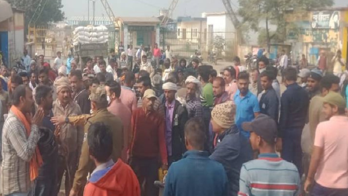 खाद वितरण केंद्रों पर किसानों का हंगामा, रात 3 बजे से लगी लम्बी लाइन, हालात संभालने के लिए लेनी पड़ी पुलिस की मदद