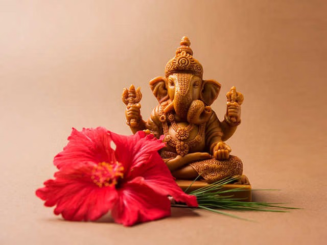 विघ्नहर्ता भगवान गणेश को बुधवार के दिन चढ़ाए दुर्वा, जीवन में होंगे अत्यंत चमत्कारी फायदे