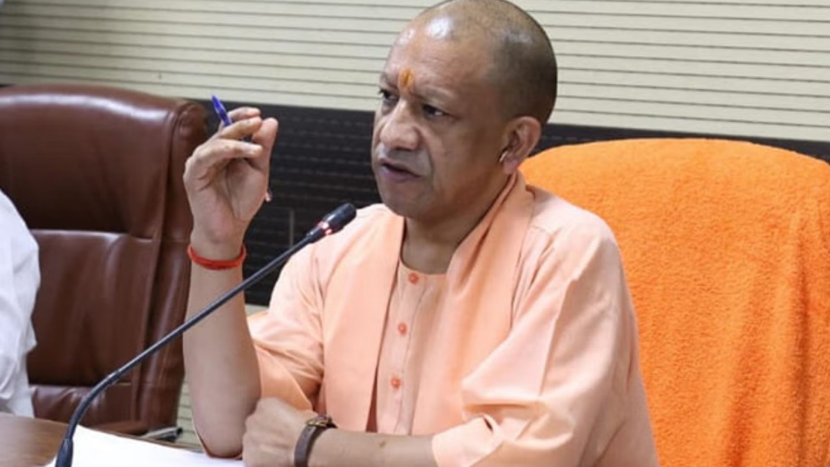 सीएम योगी के जनता दरबार में हंगामा, जहरीला पदार्थ खाकर पहुंचा रिटायर्ड फौजी, अस्पताल में कराया गया भर्ती