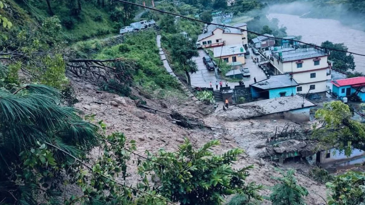 चमोली जिले के थराली क्षेत्र में बादल फटने की घटना, घरों में भारी मात्रा में मलबा जमा