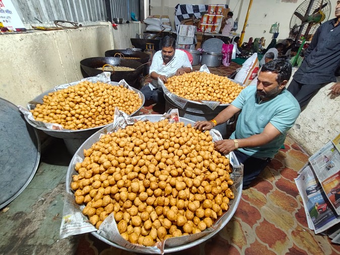 इंदौर के खजराना गणेश मंदिर में गणेशोत्सव की तैयारियां तेज, सवा लाख लड्डुओं और मोदकों का लगेगा भोग