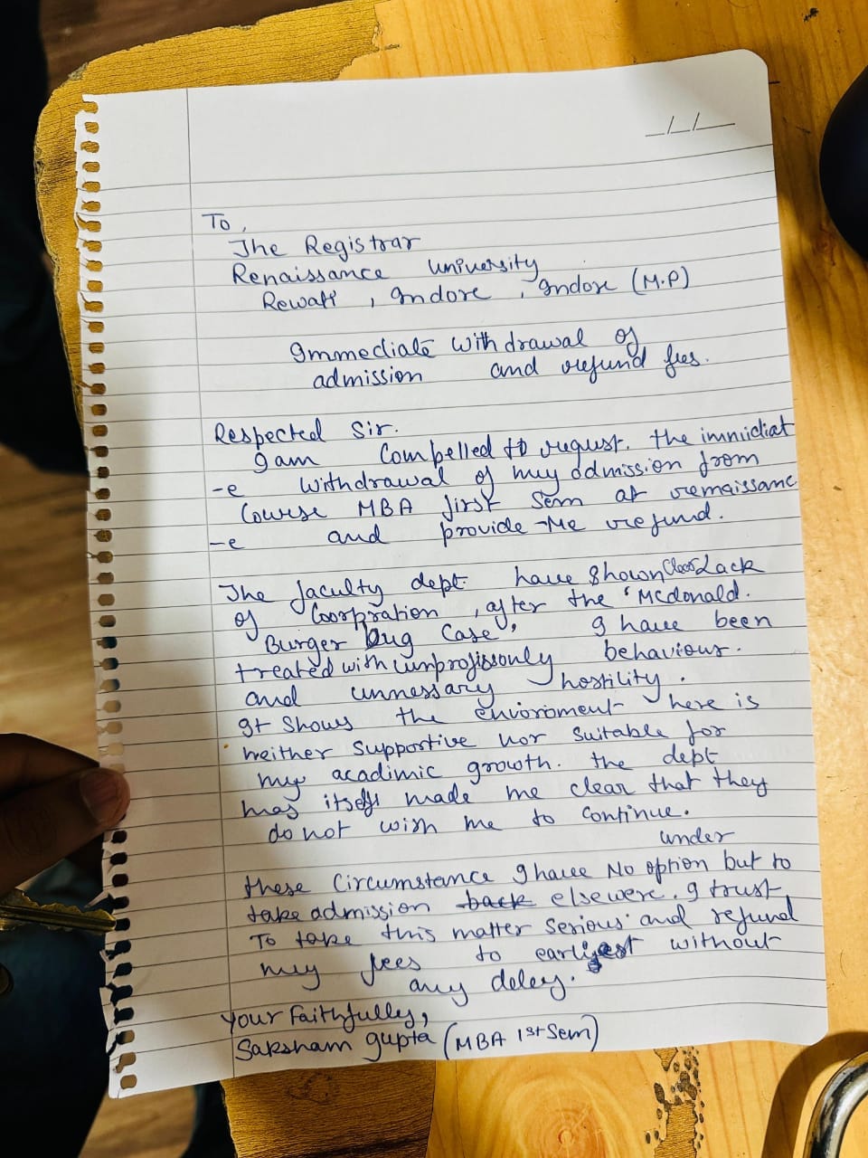 भाजपा नेता Swapnil Kothari के Renaissance College में छात्रों को खिलाया सड़ा हुआ खाना, आवाज उठाने पर किया प्रताड़ित