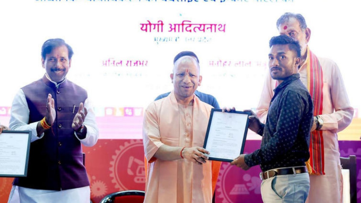 सीएम योगी ने 2,425 मुख्य सेविकाओं और 13 फार्मासिस्टों को वितरित किए नियुक्ति पत्र, लाभार्थियों ने मुख्यमंत्री से साझा किए अनुभव