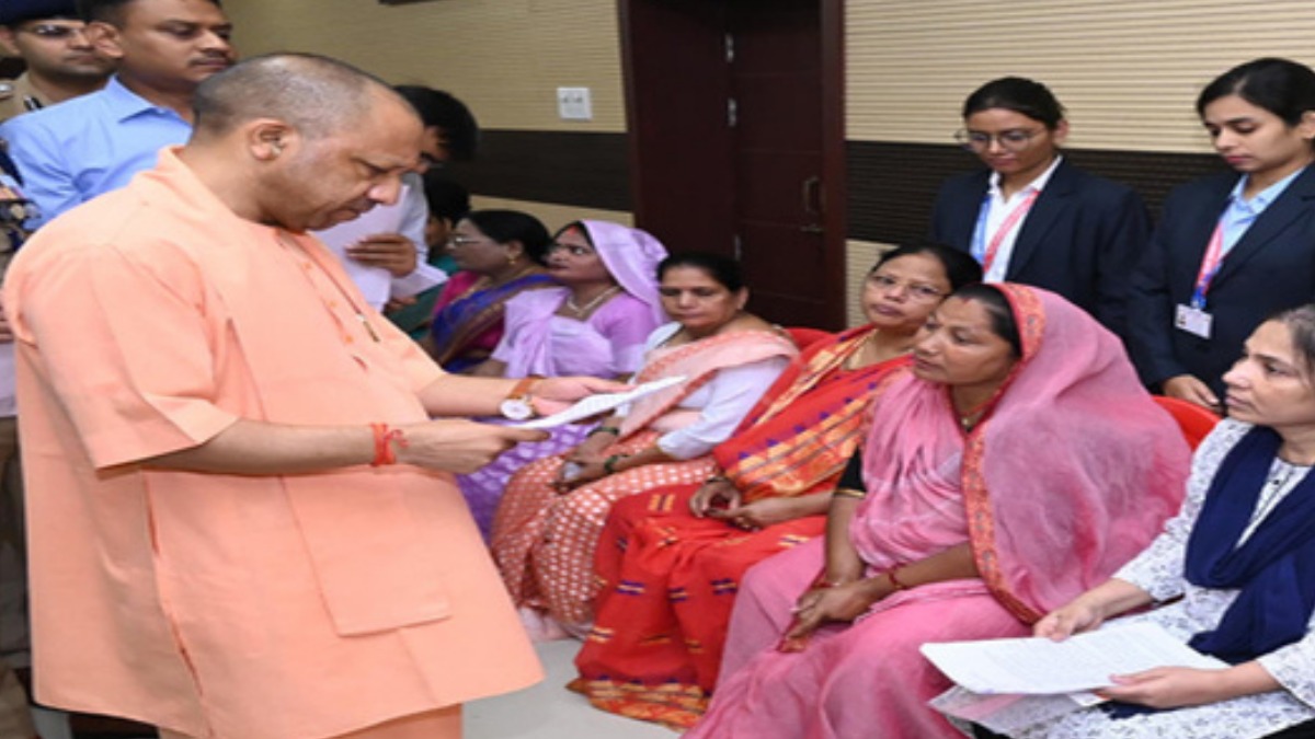 काशी में सीएम योगी ने पहली बार किया जनता दर्शन, लोगों से किया सीधा संवाद, डेढ़ सौ प्रार्थना पत्र भी किए स्वीकार