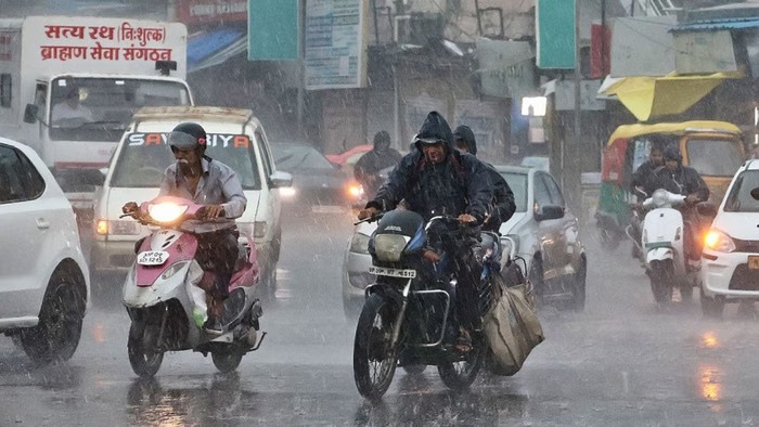 मौसम ने रोकी शहर की रफ्तार, इंदौर में एक घंटे तक हुई भारी बारिश, सड़कें और ट्रैफिक हुई प्रभावित