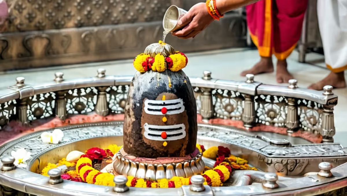 सावन में शिवजी को प्रसन्न करने के रहस्य, जल अर्पण के 3 गुप्त नियम जो बदल सकते हैं आपका भाग्य