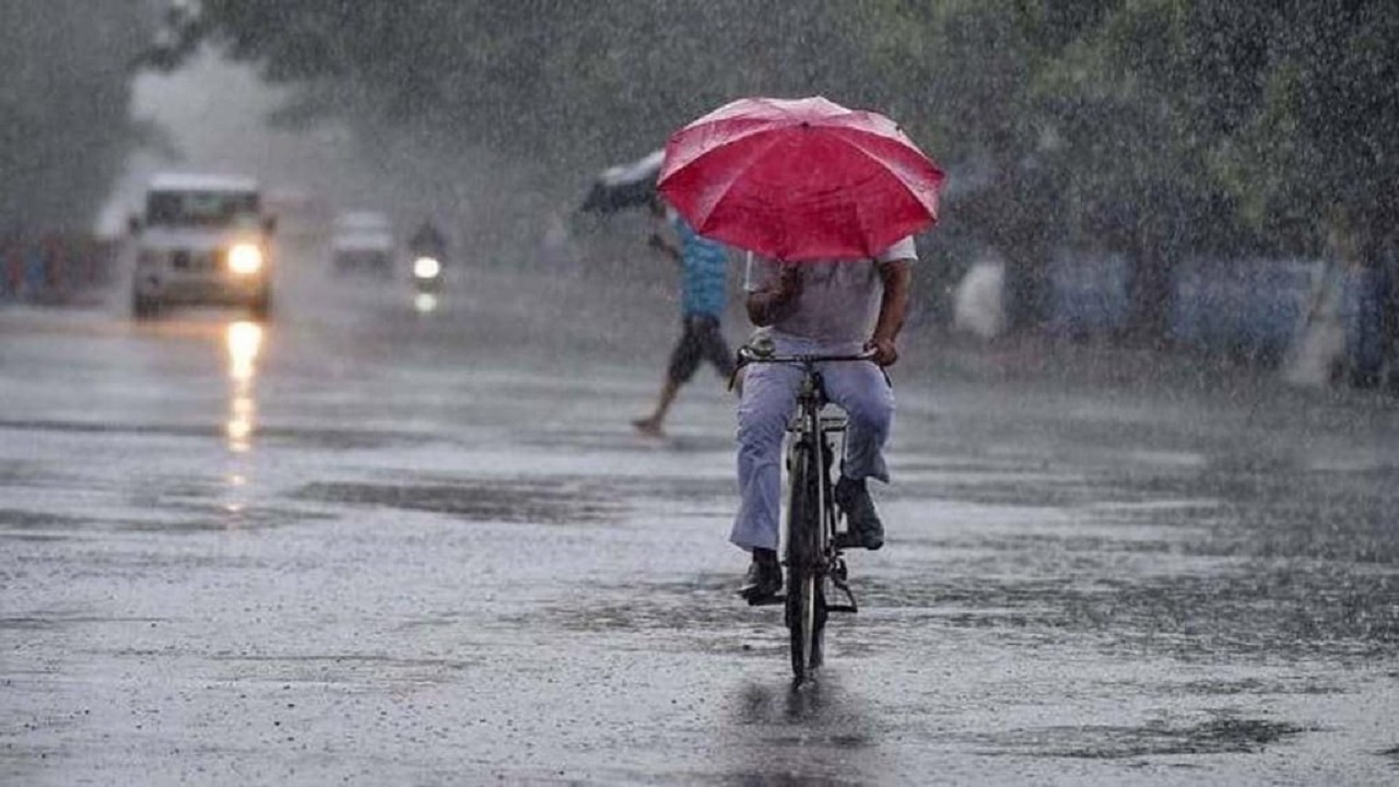 पूरा उत्तर प्रदेश मानसून की जकड़ में, आज लगभग 40 जिलों में भयंकर बारिश का अलर्ट हुआ जारी, जाने किन जिलों का नाम है इसमें शामिल