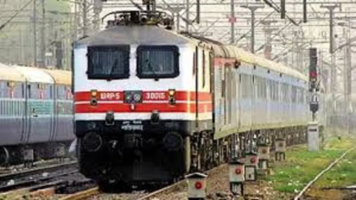 धौनी स्टेशन पर तीन एक्सप्रेस ट्रेनों का ठहराव, नियमित स्टॉपेज के लिए जरूरी है टिकट खरीदना