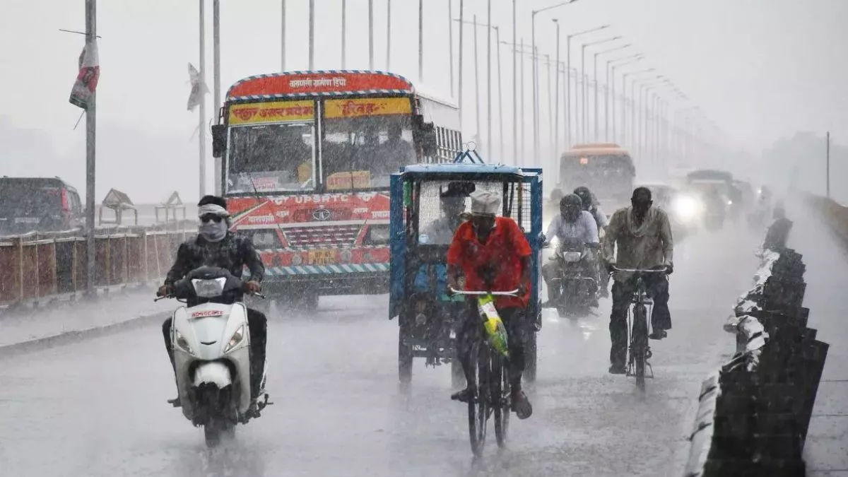 यूपी में बारिश ने फिर लिया विकराल रूप, स्कूलों में दी गई छुट्टी, इन 30 जिलों में मौसम विभाग ने किया भारी बारिश का अलर्ट जारी