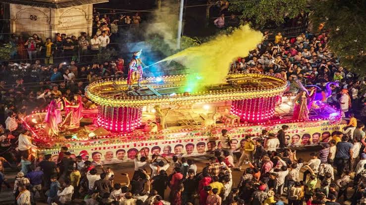 इंदौर की गलियों में अनंत चतुर्दशी का भव्य नजारा, पूरी रात निकलीं झांकियां, सुबह बदला गया ट्रैफिक रूट, अब सड़कों की सफाई जारी
