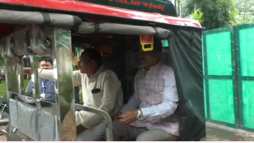No Car Day पर एमपी के मंत्री का अलग अंदाज, ई-रिक्शा से घर से निकले, बस में किया सफर