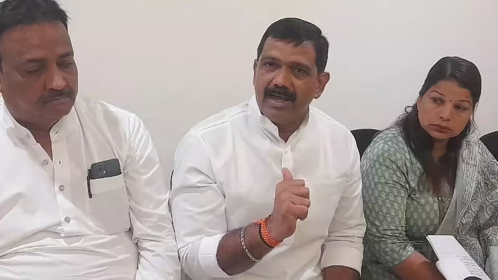 इंदौर कांग्रेस में उठे विरोध के सुर, दिग्विजय सिंह के कार्यक्रम पर शहर अध्यक्ष ने साधा निशाना, बोले- बाहर के नेता अपने मन से नहीं कर सकते आयोजन