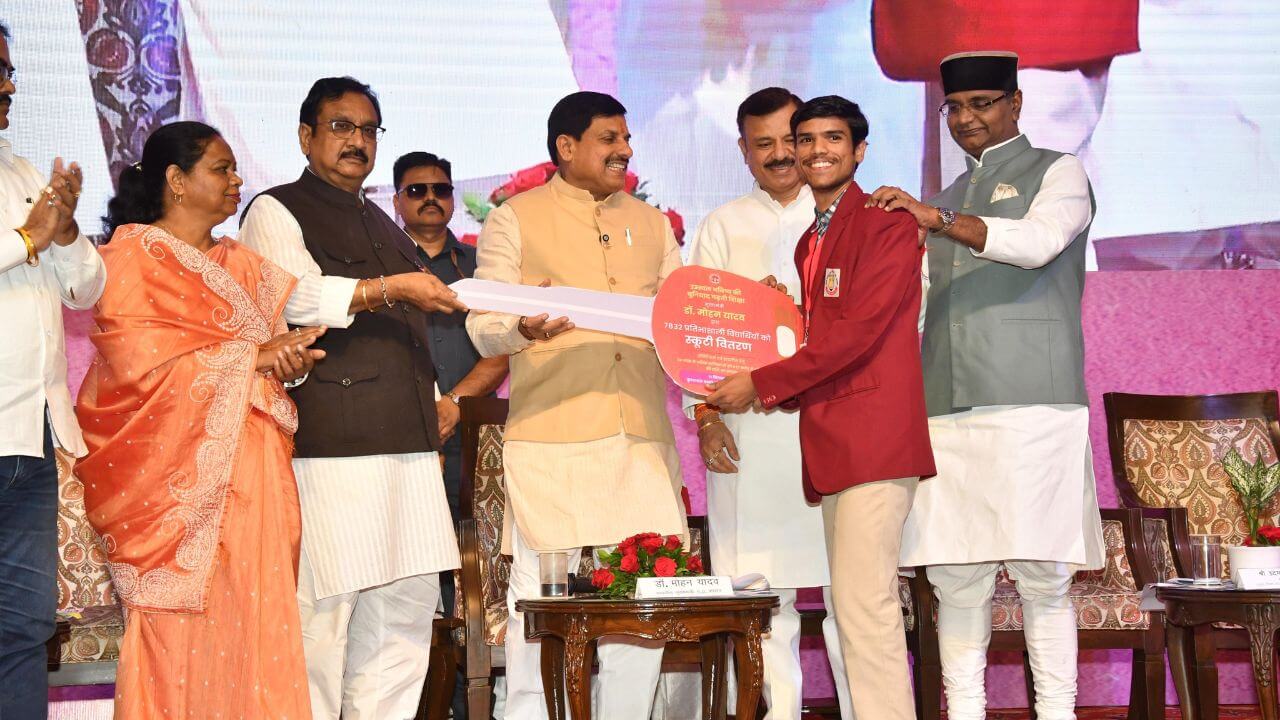 मेहनत का ईंधन, सपनों की रफ़्तार, सीएम मोहन यादव ने 12वीं के टॉपर्स को स्कूटी भेंट की स्कूटी
