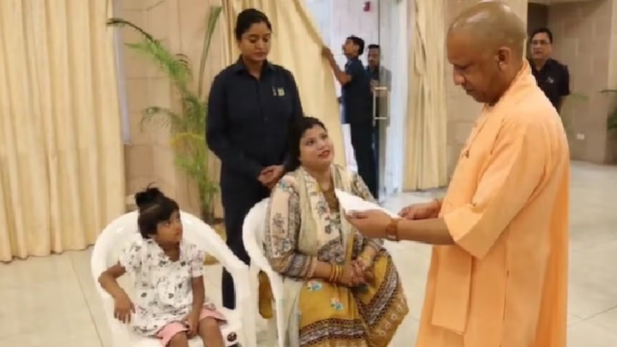 जनता दर्शन में बच्ची ने लगाई गुहार, बोली डॉक्टर बनना चाहती हूँ, सीएम योगी ने अधिकारियों को तुरंत दिया एडमिशन का निर्देश