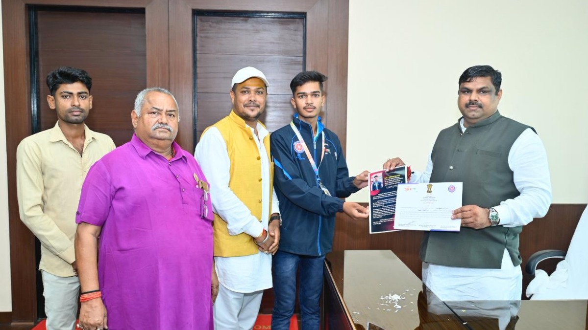 शिक्षा मंत्री गजेन्द्र यादव से ओमप्रकाश सेन ने की सौजन्य भेंट