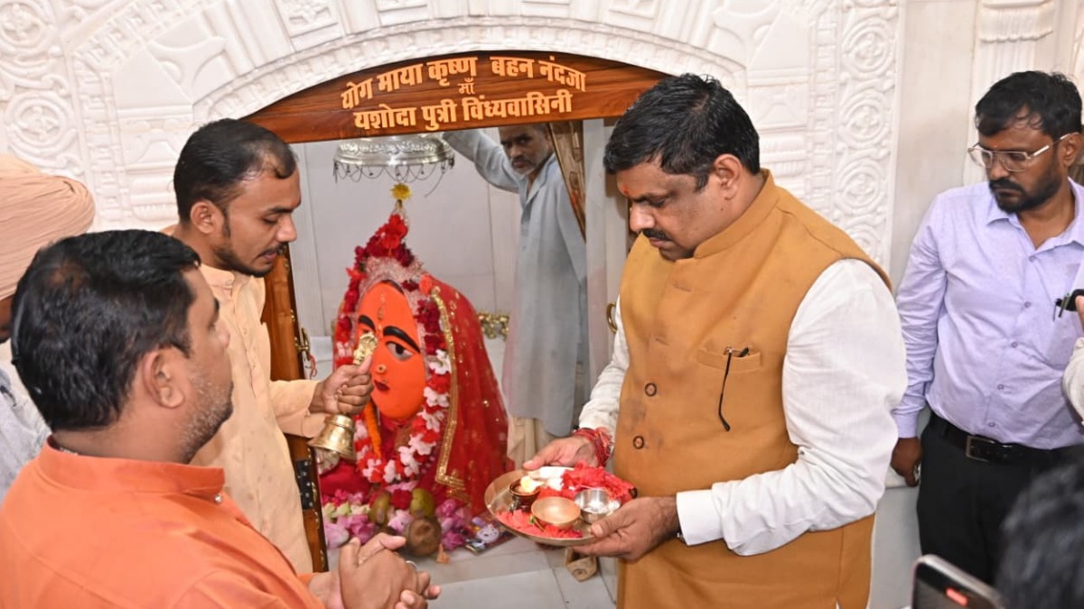 स्कूल शिक्षा मंत्री गजेन्द्र यादव ने धमतरी में माँ विंध्यवासिनी मंदिर में की पूजा-अर्चना