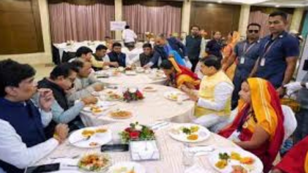 मोहन यादव ने सफाई मित्रों संग किया भव्य भोज, दी 50 नई इलेक्ट्रिक बसों की सौगात