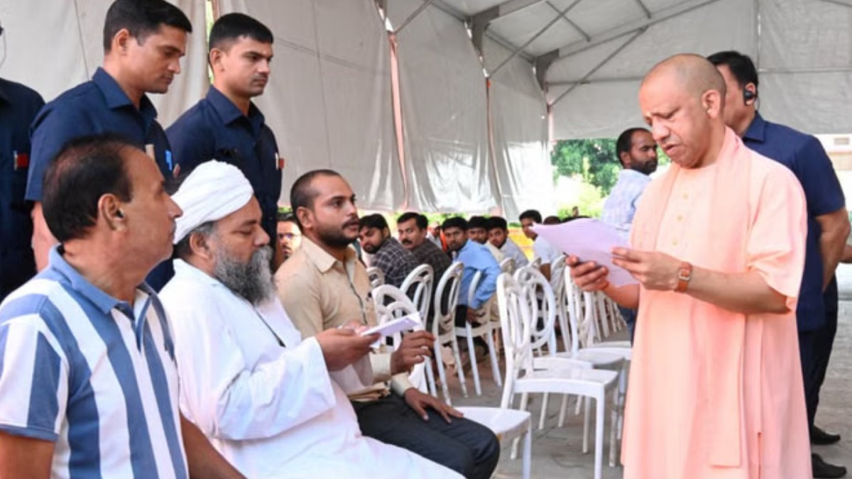 घबराइए मत, आपकी हर समस्या का समाधान होगा, जनता दर्शन में सीएम योगी ने लोगों को दिया आश्वासन