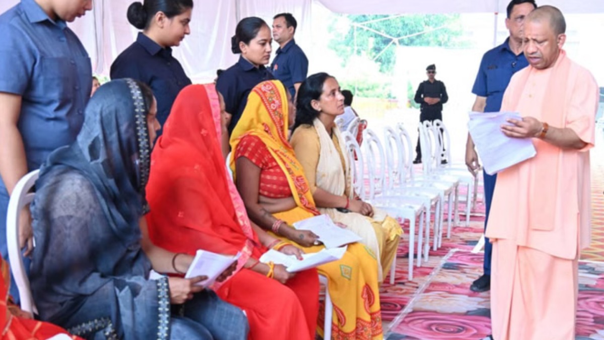 बच्ची का स्कूल में एडमिशन कराओ, सब कुछ फ्री है, जनता दर्शन में माँ से बोले सीएम योगी, सुनीं 200 लोगों की समस्याएं