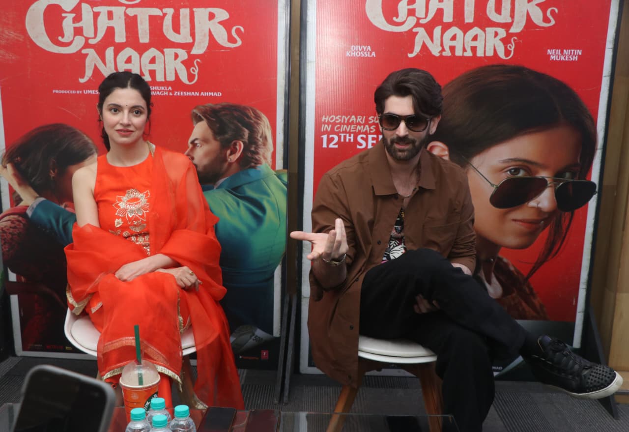 ‘एक चतुर नार’ के प्रमोशन के लिए इंदौर पहुंचे दिव्या खोसला और नील नितिन मुकेश
