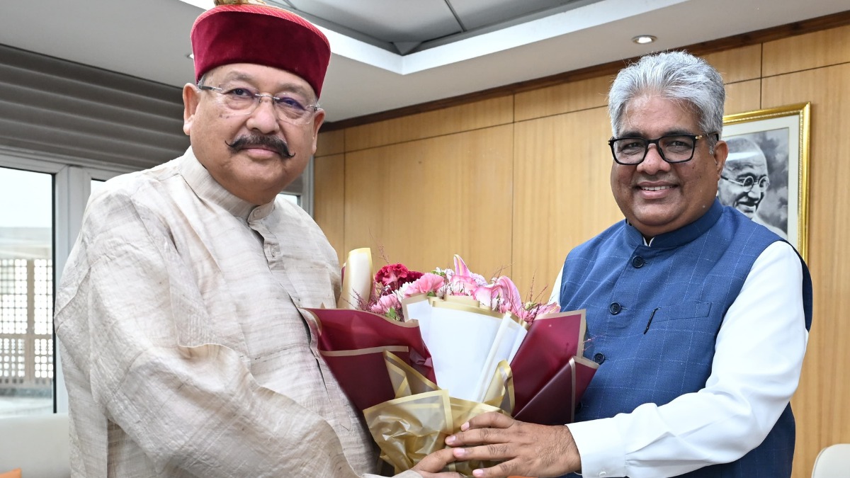 केंद्रीय पर्यावरण मंत्री से महाराज की शिष्टाचार भेंट, प्राकृतिक रूप से बने ग्लेशियरों और बड़े तालाबों के अध्ययन का किया अनुरोध