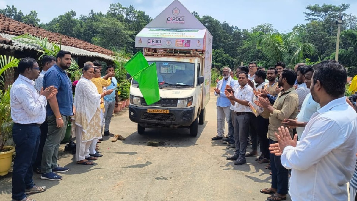 विधायक गोमती साय ने सूर्य घर मुफ्त बिजली योजना के प्रचार-प्रसार रथ को हरी झण्डी दिखाकर किया रवाना