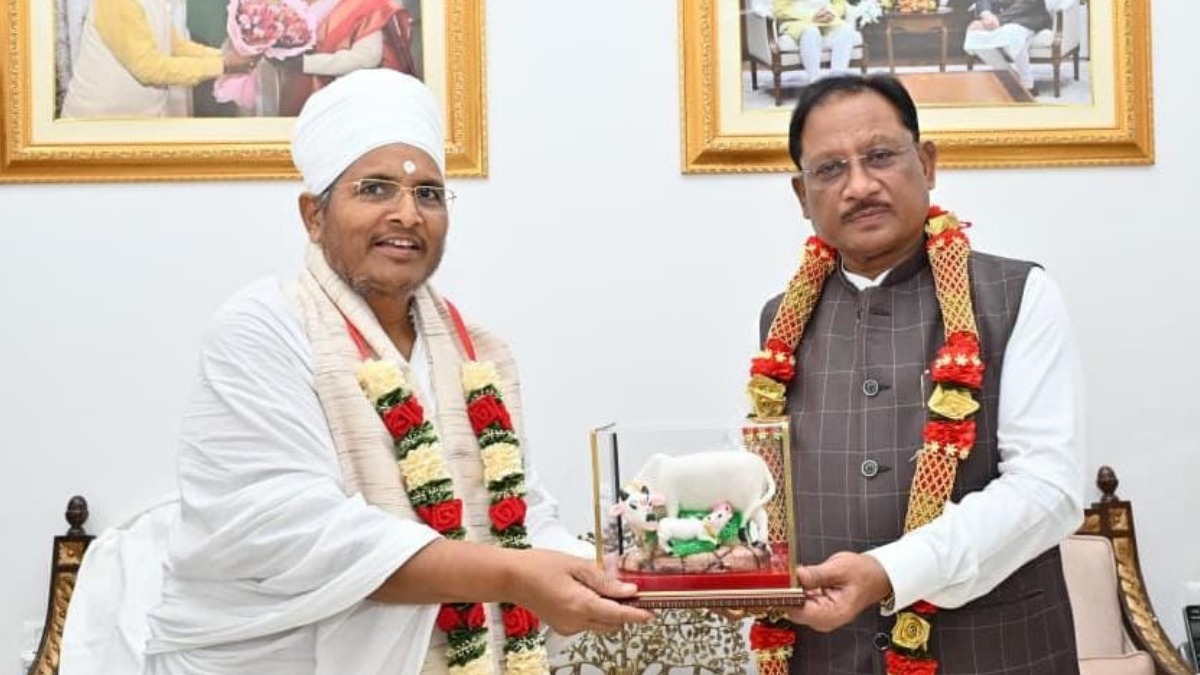 मुख्यमंत्री विष्णु देव साय से पूज्य संत असंग देव जी ने की सौजन्य भेंट