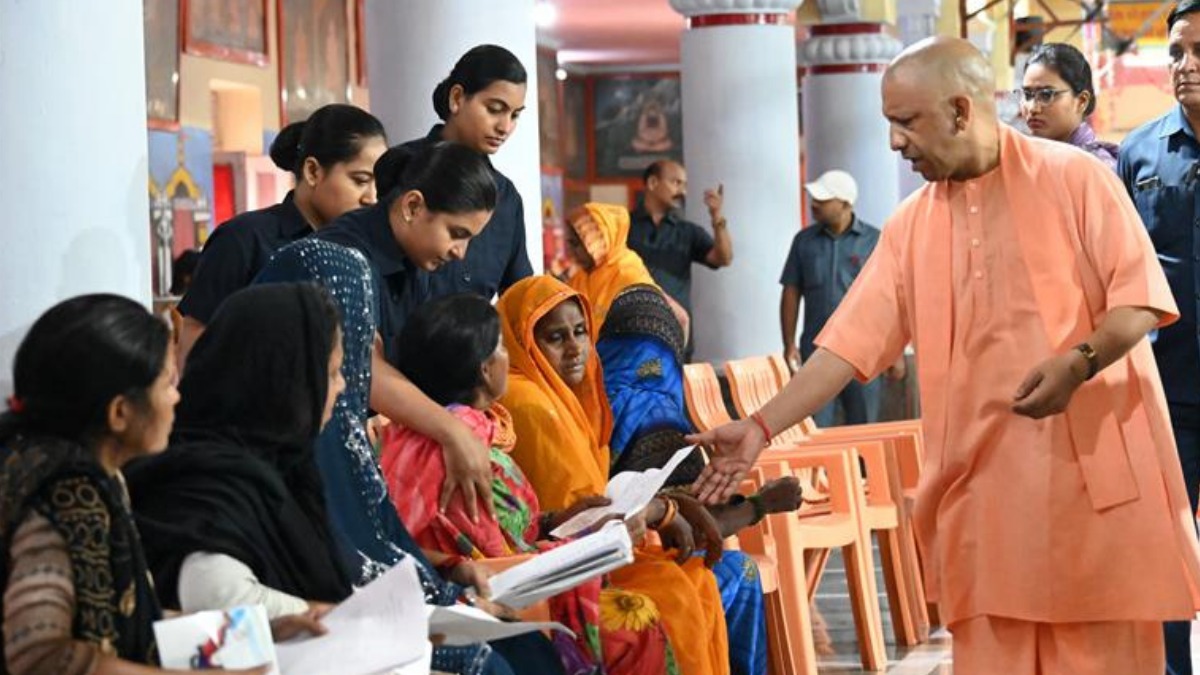 सीएम योगी ने मरीजों को दी प्राथमिकता, तुरंत भर्ती करने के दिए निर्देश, जनता दर्शन में आए सभी लोगों को दिया आश्वासन
