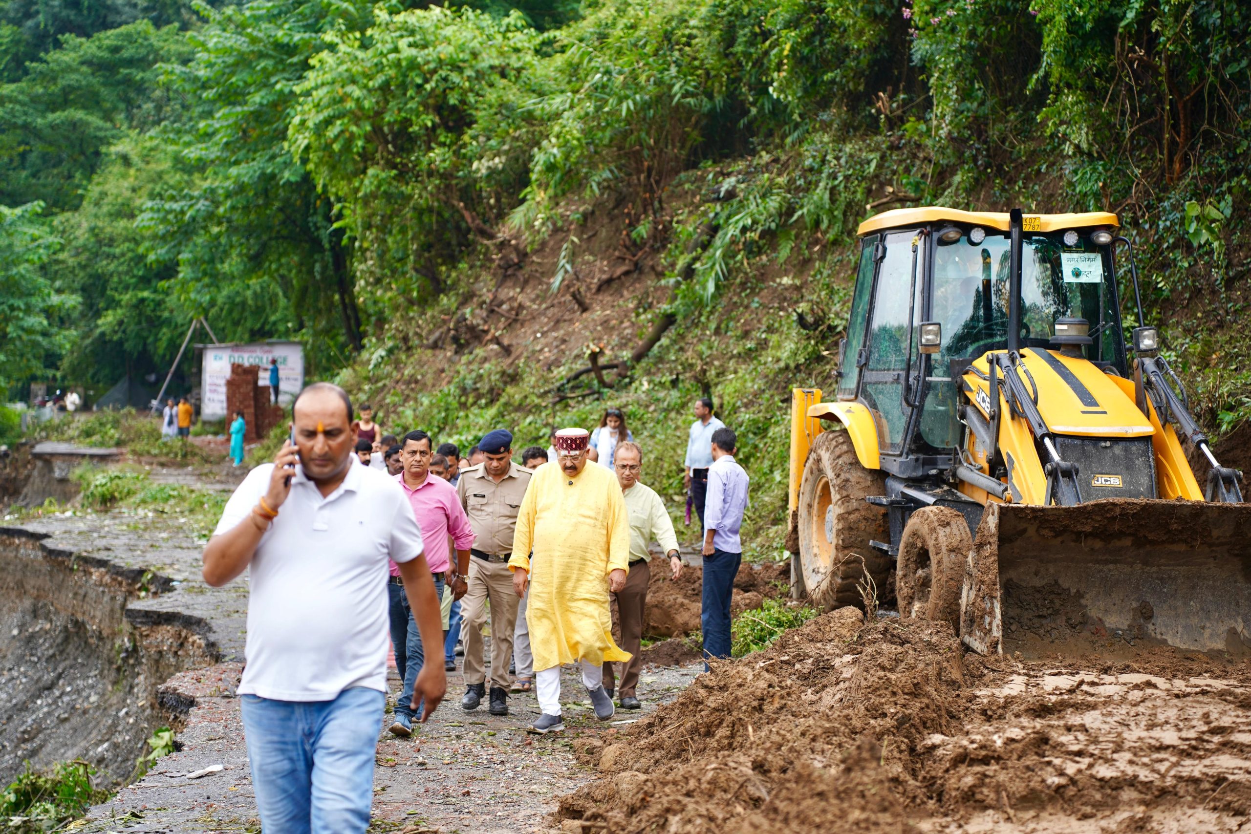 महाराज ने वर्षा भूस्खलन प्रभावित क्षेत्रों का किया स्थलीय निरीक्षण, लोक निर्माण विभाग के 62 मार्गों व 08 सेतु हुए हैं क्षतिग्रस्त