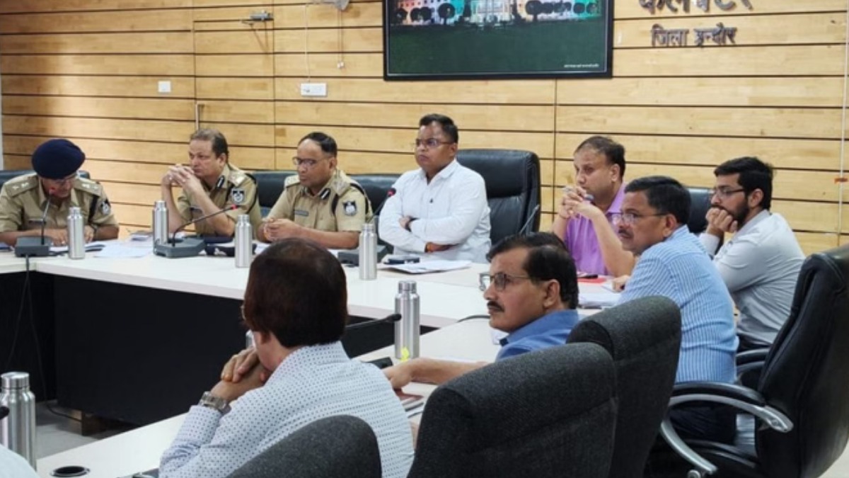 इंदौर कलेक्टर ने जारी किया अल्टीमेटम, गड्ढा होते ही भर दी जाएंगी सड़कें, 24 घंटे निरिक्षण के लिए घूमेगी टीम