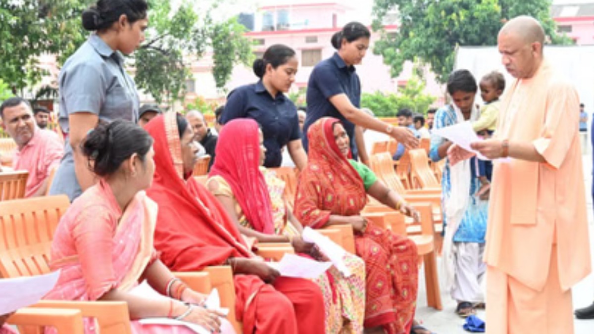 जन कल्याण को सैदव प्राथमिकता दें अधिकारी, जनता दर्शन में सीएम योगी ने दिए निर्देश, सुनी 250 लोगों की समस्याएं