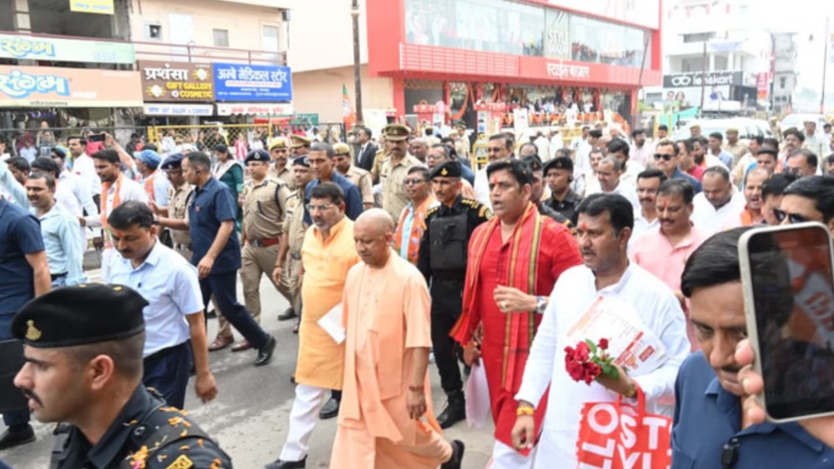 पैदल ही बाजार निकले सीएम योगी, व्यापारियों व ग्राहकों से मिलकर बोले, जीएसटी सुधार मोदी सरकार की बड़ी उपलब्धि