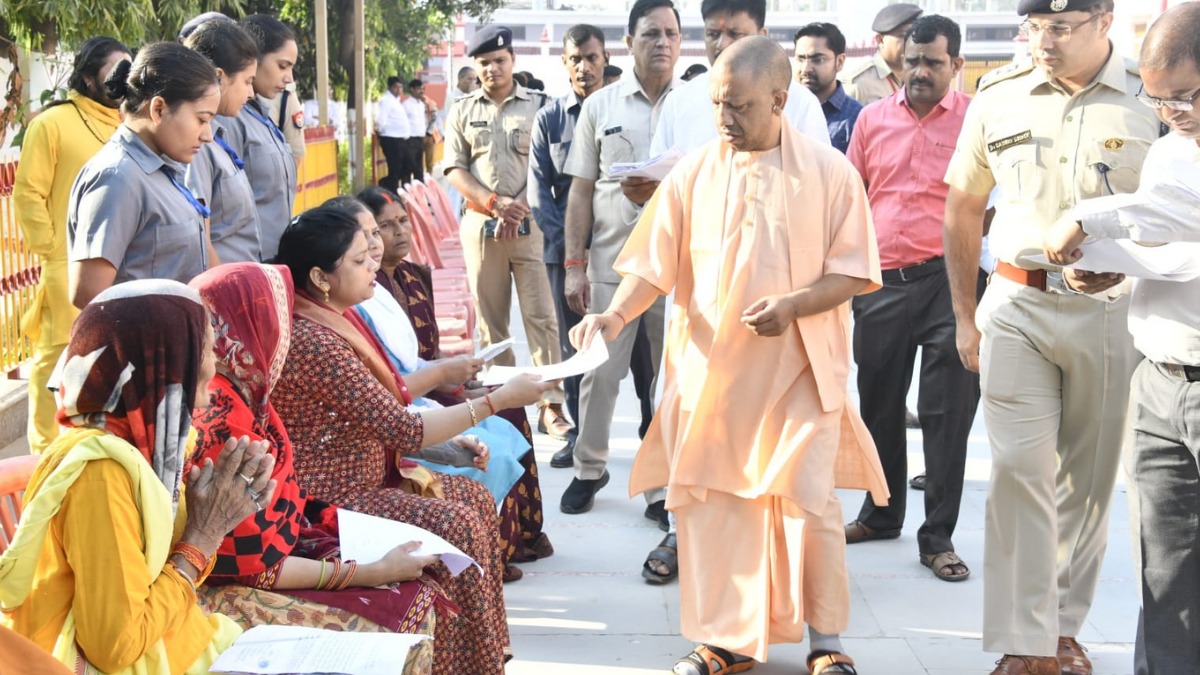 नवरात्र के पहले दिन भी जनता दर्शन में उमड़ी भारी भीड़, सीएम ने सुनी सबकी समस्याएं, अधिकारीयों को दिए तुरंत समाधान के निर्देश