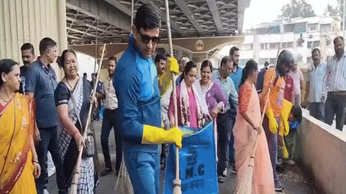 Indore के महापौर पुष्यमित्र भार्गव ने सड़क पर लगाई झाड़ू, इस खास अभियान के तहत स्वच्छता की शपथ भी दिलाई