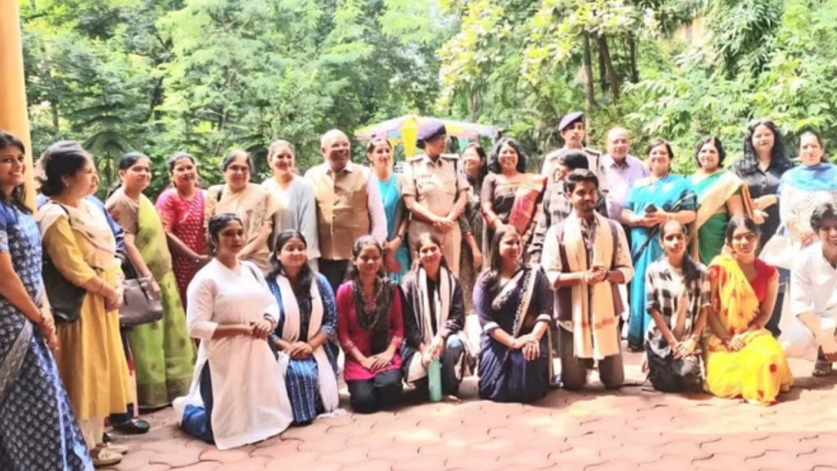 DAVV कैंपस में नुक्कड़ नाटक से युवाओं को दिया नशा मुक्ति का संदेश, विशेषज्ञों ने साझा किए अचूक उपाय