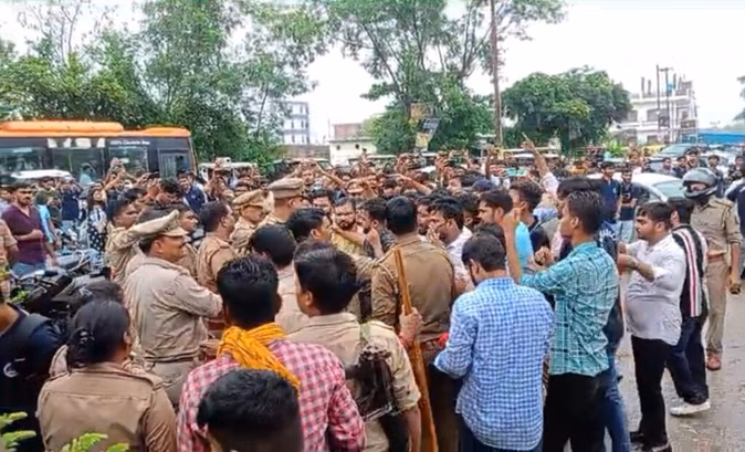ABVP कार्यकर्ताओं पर लाठीचार्ज के मामले में सीएम योगी की कड़ी कार्रवाई, दरोगा सहित चार अधिकारी हुए सस्पेंड