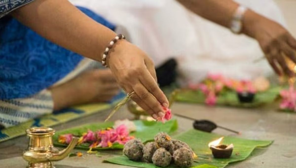 मुरझाए फूल, खराब घड़ियां.. पूर्वजों का आशीर्वाद पाने के लिए घर से तुरंत हटा दें ये चीजें