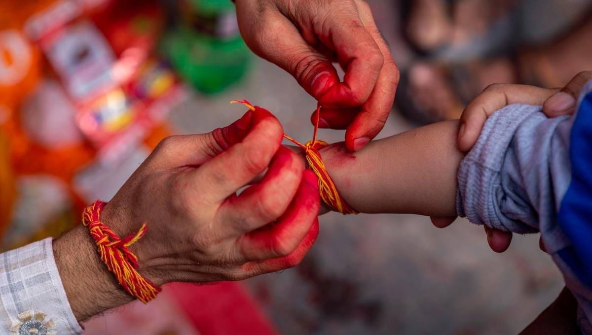 कलावा बांधते समय न करें ये गलतियां, वरना बढ़ सकती है परेशानी