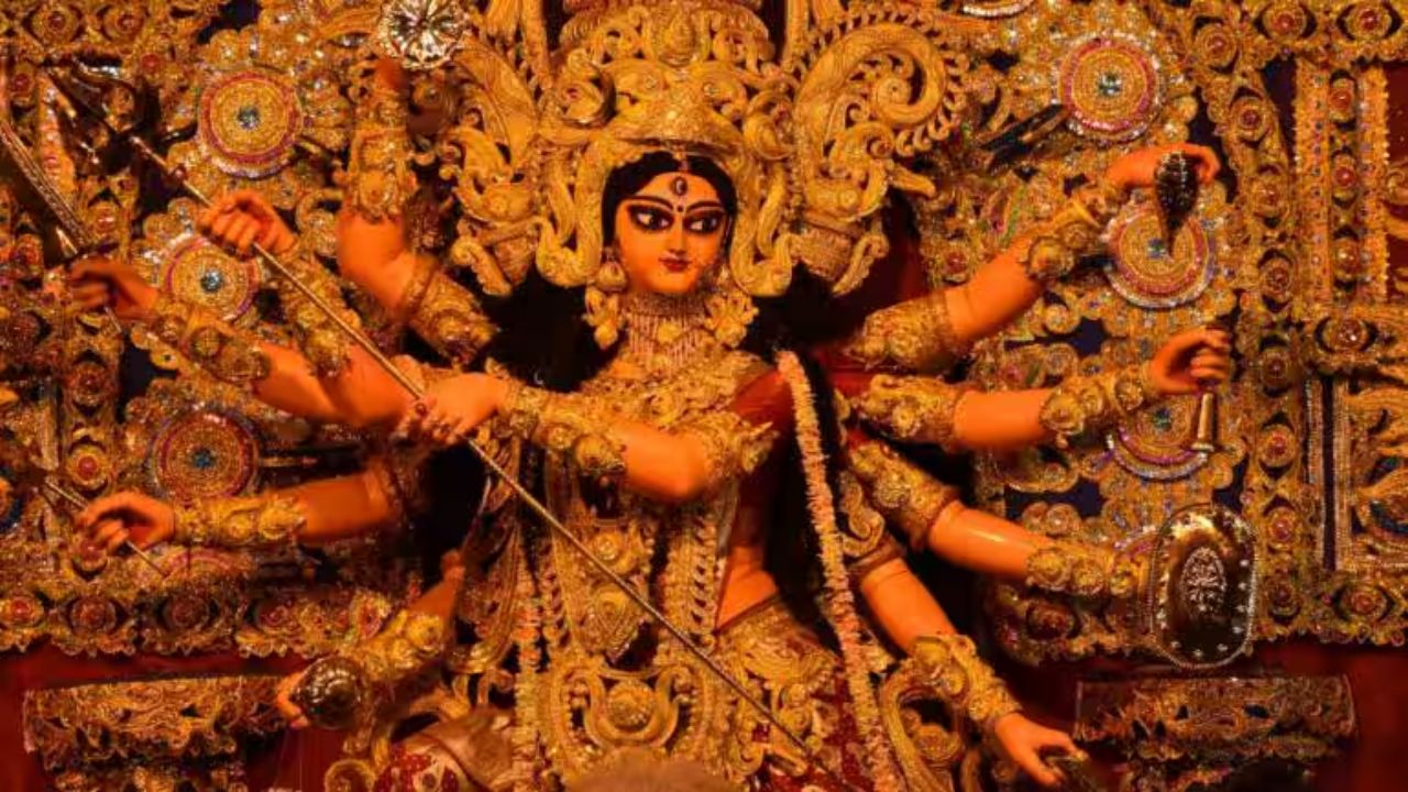 नवरात्रि के पावन पर्व पर करें इन 3 मंदिरों के दर्शन, यहां चमत्कारों से भरा है हर कोना